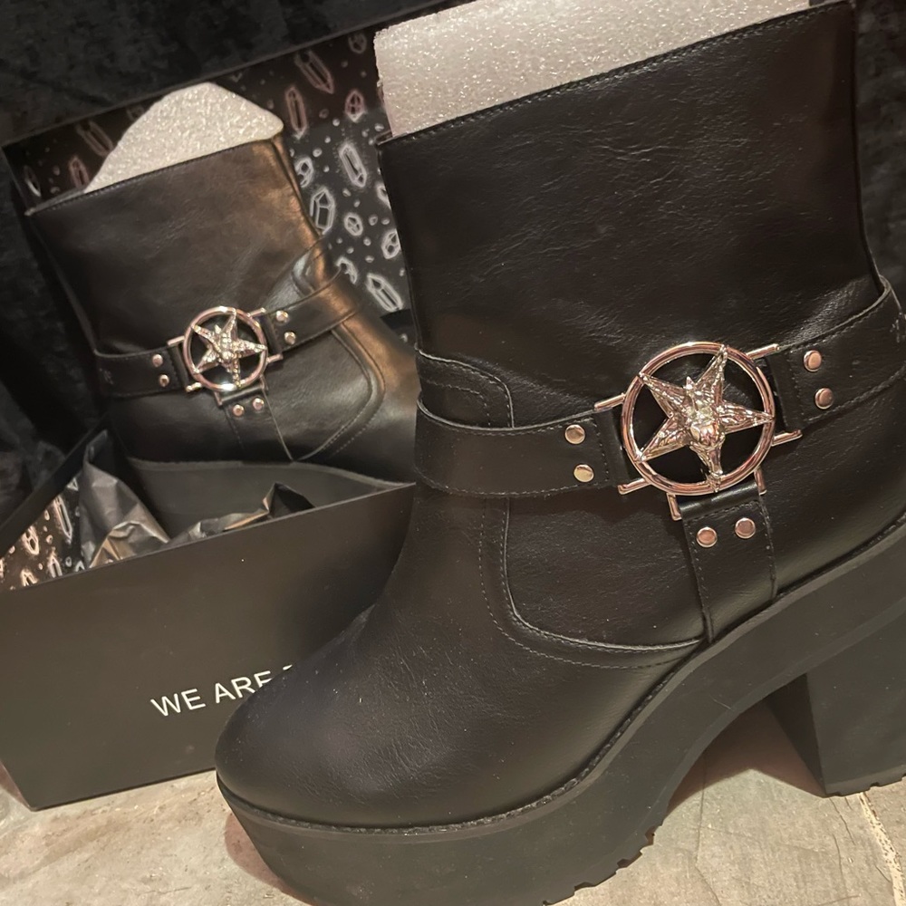 Killstar size 11 boots new never used, too big for me